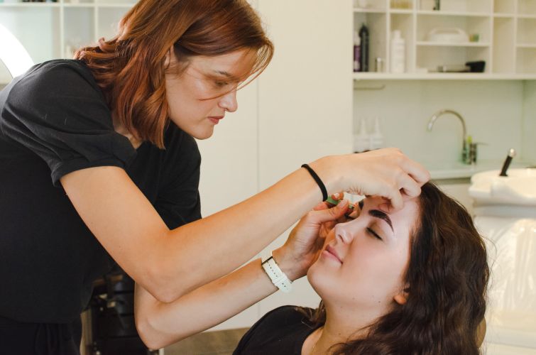 postopek laminacije obrvi