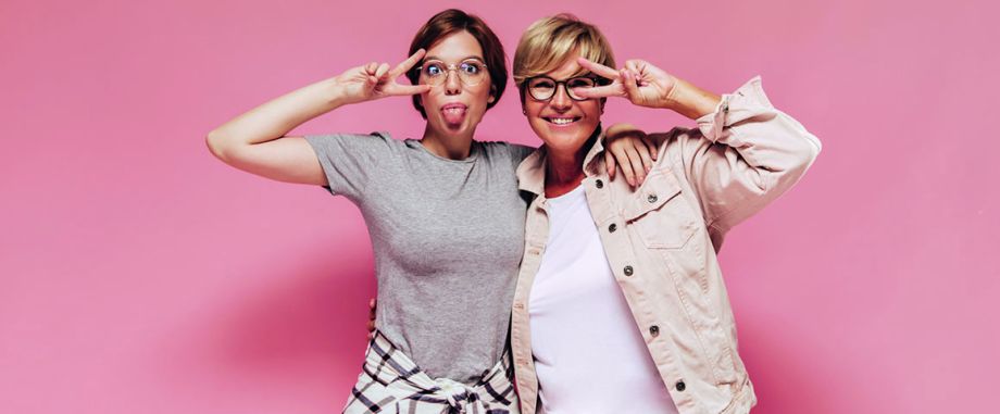 COVER-Modnefrizure-pomladijo_0000_funny-girl-with-glasses-plaid-shirt-showing-tongue-peace-sign-together-with-blonde-lad